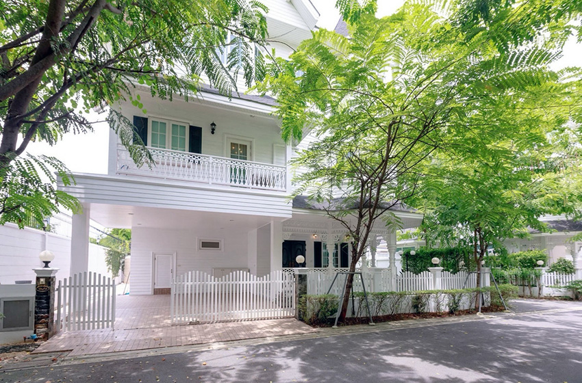 House with Shared Pool in Bangnatrad
